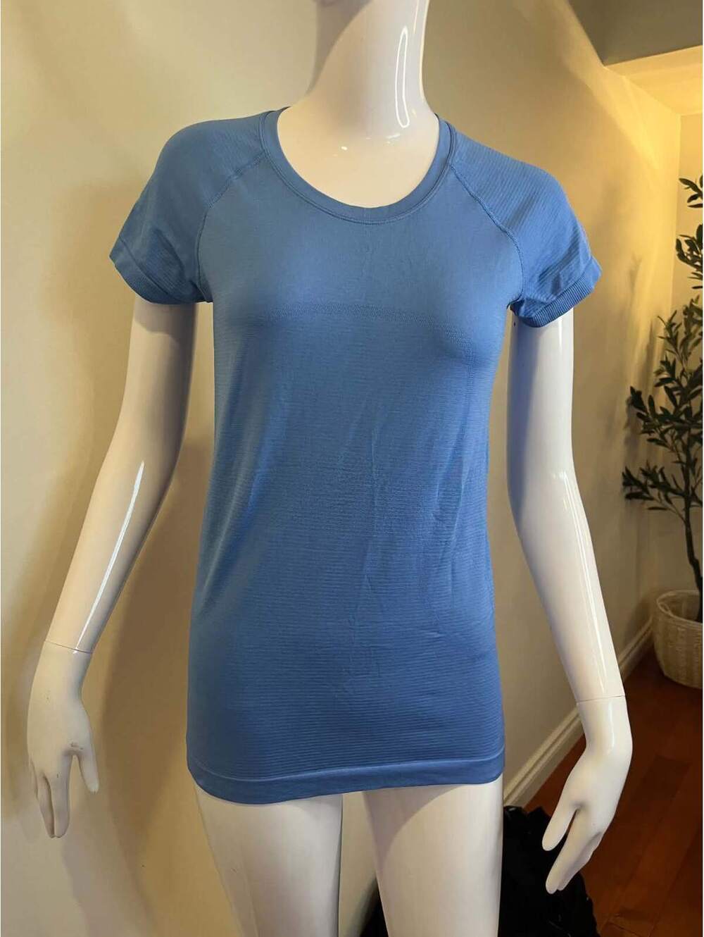 Lululemon Blue Seamless Short Sleeve Athletic Top size 6/8